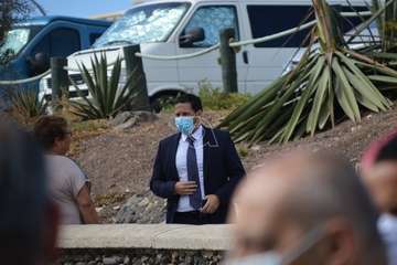 Izado de la bandera azul en Hoya del Pozo (foto TA/Francisco Javier Santana)